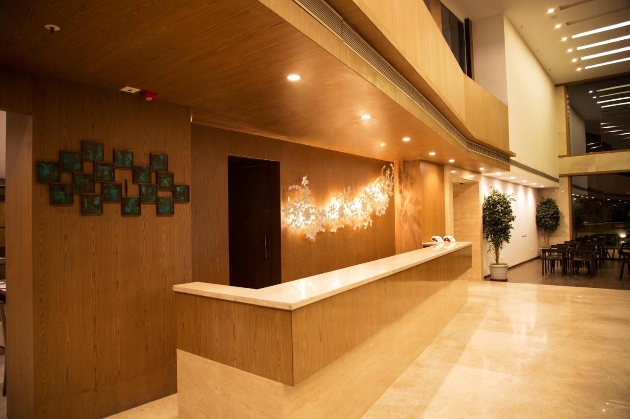 V 7 Hotel Chennai Extérieur photo