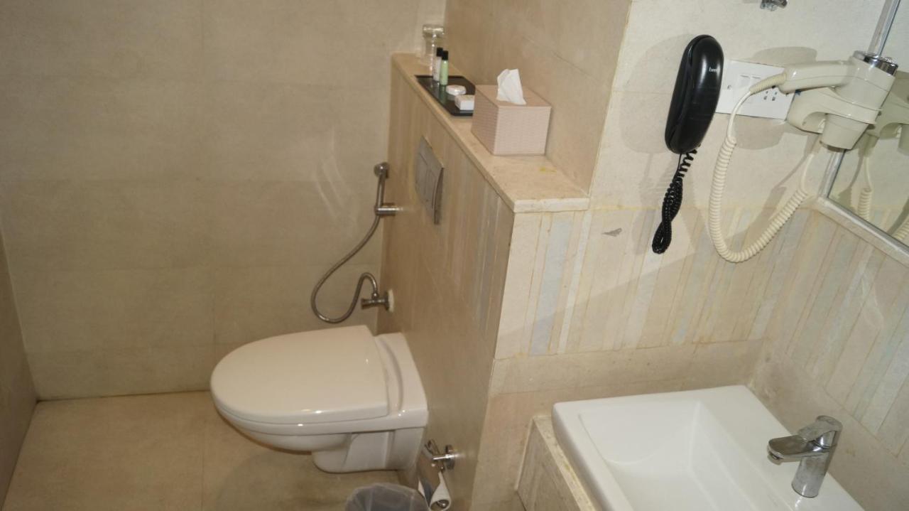 V 7 Hotel Chennai Extérieur photo